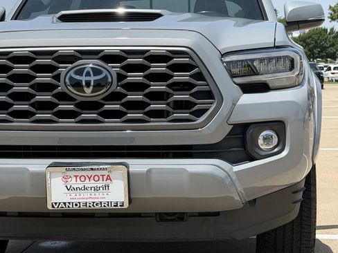 Used 2021 Toyota Tacoma TRD Sport w/ Technology Package RWD image 9