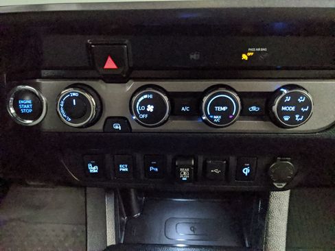 Used 2020 Toyota Tacoma TRD Off-Road w/ Technology Package AWD/4WD image 9