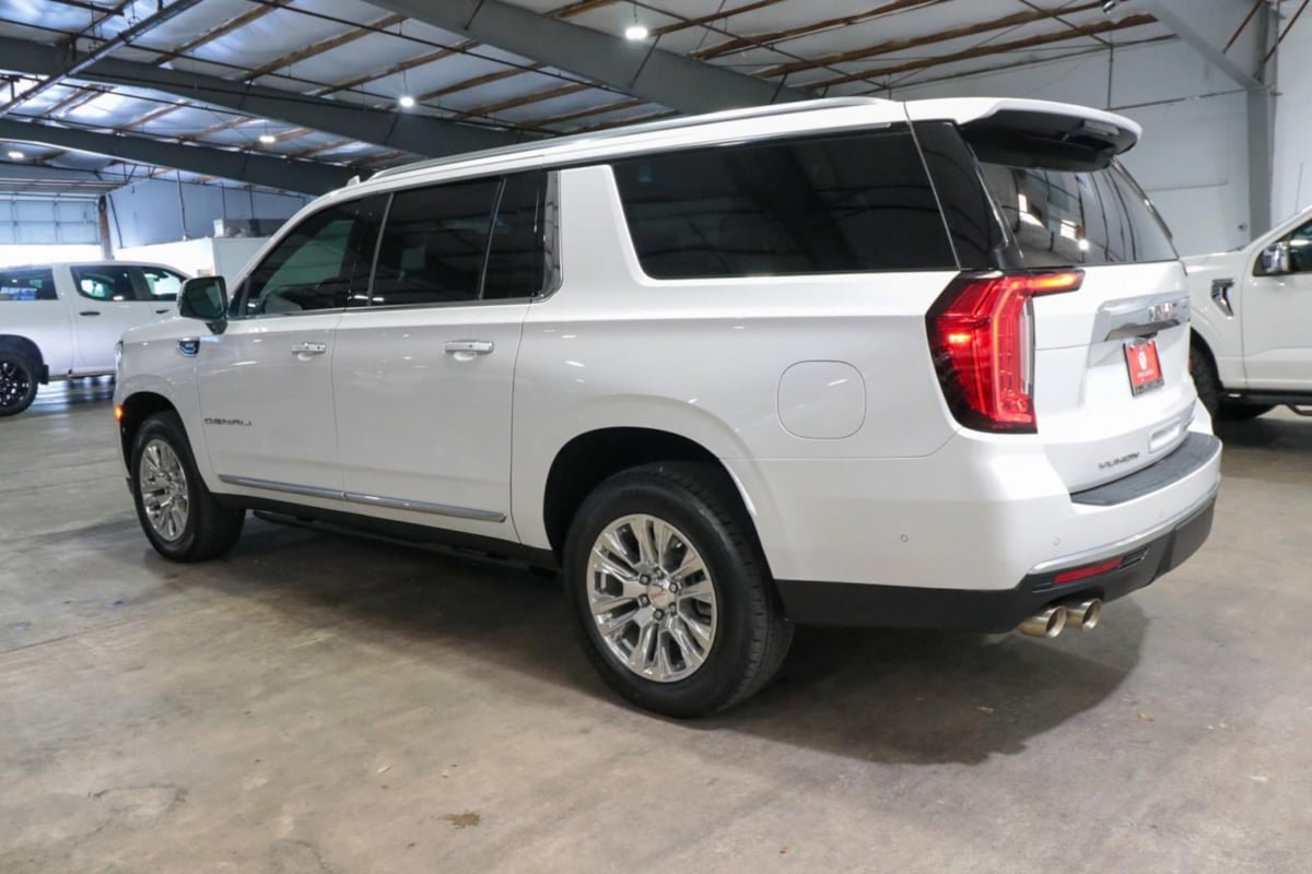 Used 2024 GMC Yukon XL Denali w/ Advanced Technology Package AWD/4WD image 6