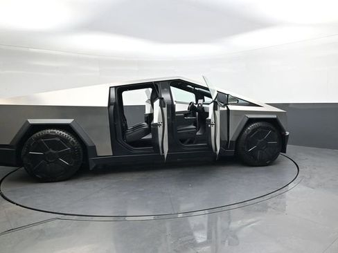 Used 2024 Tesla Cybertruck AWD Crew Cab image 32