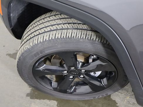 Used 2023 Jeep Grand Cherokee Altitude RWD image 45