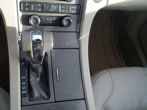Used 2010 Ford Taurus SEL image 16