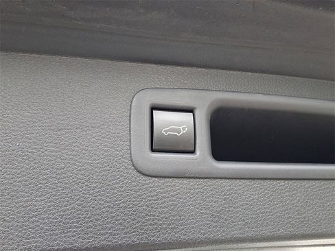 Used 2023 Toyota Highlander LE image 31