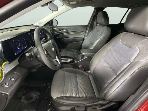 Used 2025 Chevrolet Trax LT w/ Driver Confidence Package image 17