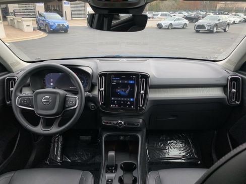 Used 2025 Volvo XC40 B5 Core image 30