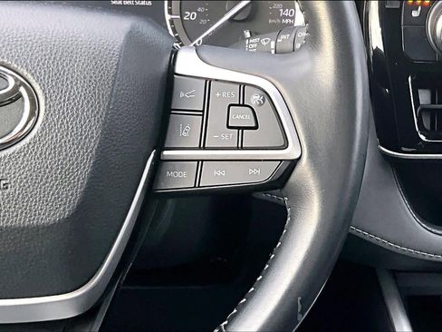 Used 2022 Toyota Highlander XLE image 25