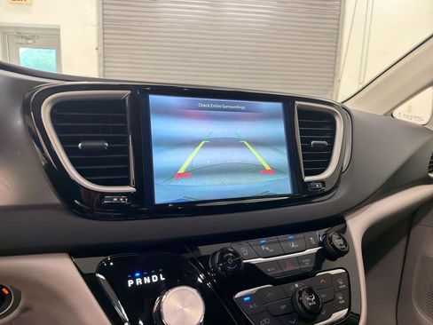 Used 2024 Chrysler Pacifica Touring-L FWD image 23