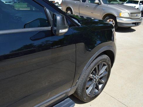 Used 2018 Ford Explorer XLT w/ Equipment Group 202A AWD/4WD image 11