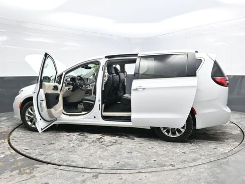 Used 2023 Chrysler Pacifica Touring-L image 44