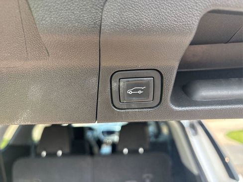 Used 2023 GMC Acadia SLE w/ Driver Convenience Package FWD image 21