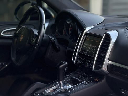 Used 2014 Porsche Cayenne Turbo image 13