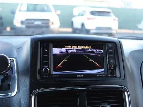 Used 2019 Dodge Grand Caravan SXT image 17