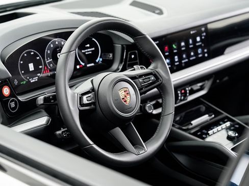Certified 2025 Porsche Cayenne image 9