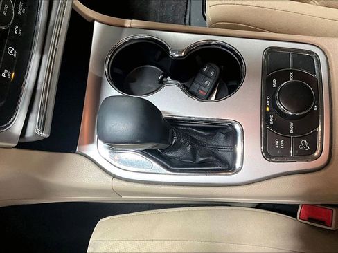 Used 2019 Jeep Grand Cherokee Laredo AWD/4WD image 17