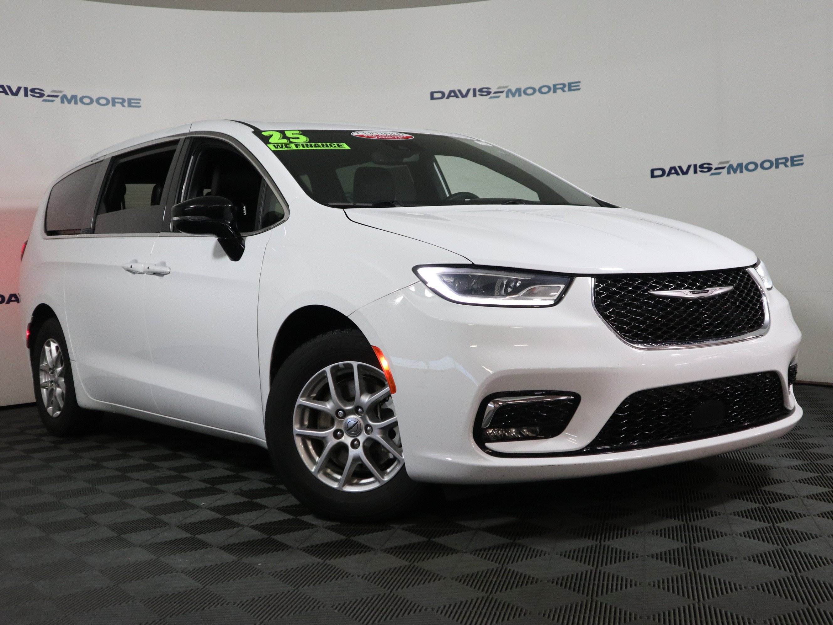 Used 2025 Chrysler Pacifica Select FWD image 2