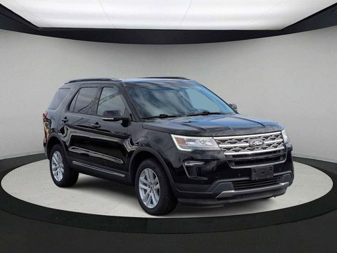 Used 2018 Ford Explorer XLT w/ Equipment Group 202A image 2