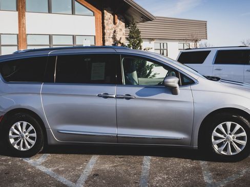 Used 2019 Chrysler Pacifica Touring-L image 29