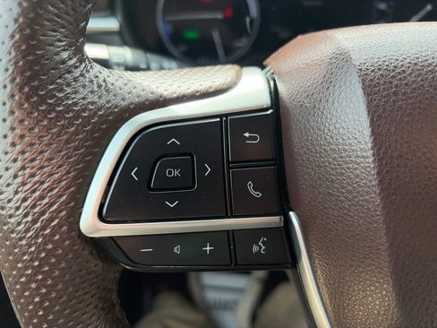 Used 2023 Toyota Sienna Platinum AWD/4WD image 28