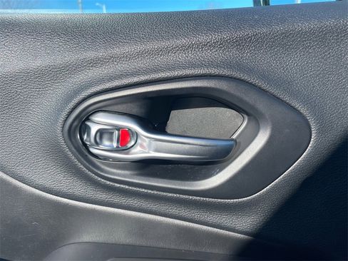 Used 2019 Jeep Cherokee Latitude Plus w/ Cold Weather Group image 32