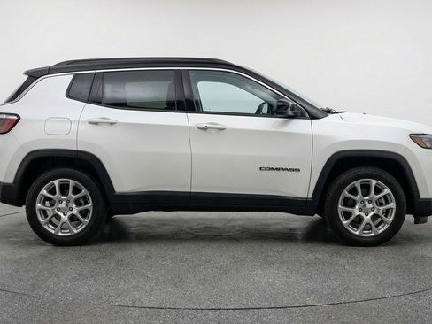 Used 2025 Jeep Compass Limited AWD/4WD image 11