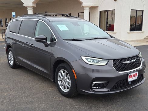 Used 2022 Chrysler Pacifica Touring-L image 5