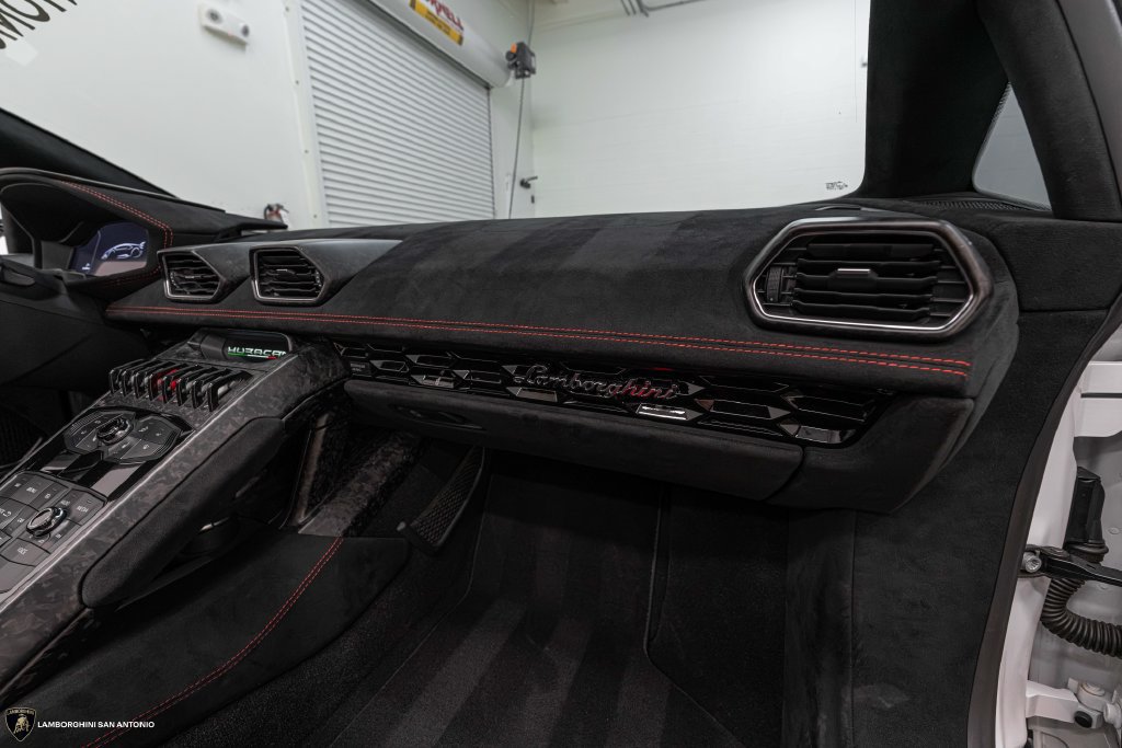 Used 2019 Lamborghini Huracan Performante AWD/4WD image 33