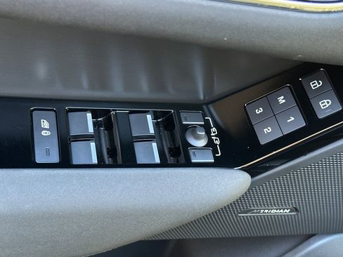 Certified 2025 Land Rover Range Rover Velar Dynamic SE image 11