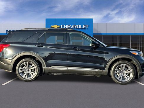 Used 2024 Ford Explorer XLT w/ Equipment Group 202A image 3