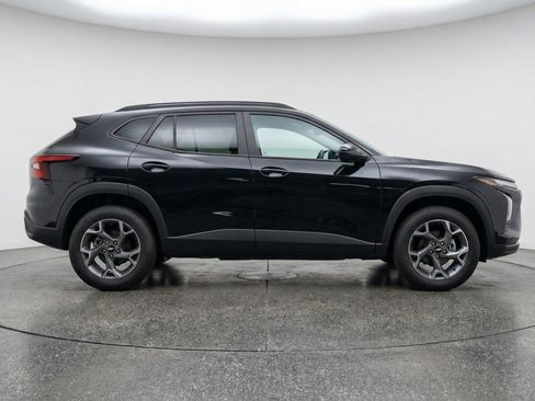 Used 2025 Chevrolet Trax LT w/ LT Convenience Package FWD image 11