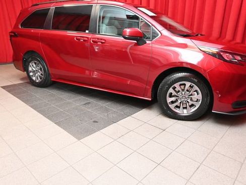 Certified 2024 Toyota Sienna LE w/ LE Plus Package image 8