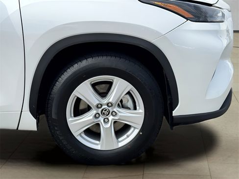 Used 2024 Toyota Highlander LE image 40