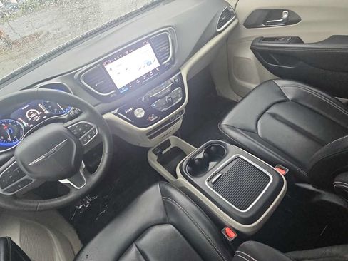 Used 2023 Chrysler Pacifica Touring-L FWD image 22