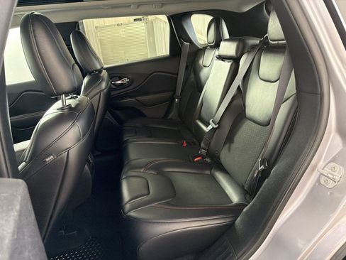 Used 2019 Jeep Cherokee Trailhawk w/ Comfort/Convenience Group AWD/4WD image 21