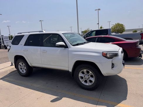 Used 2018 Toyota 4Runner SR5 Premium AWD/4WD image 2