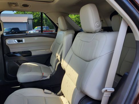 Used 2020 Ford Explorer Platinum w/ Premium Technology Package AWD/4WD image 29