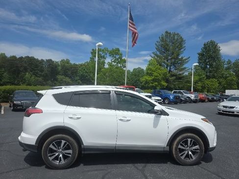 Used 2017 Toyota RAV4 XLE FWD image 9