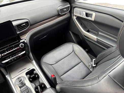 Used 2023 Ford Explorer Limited image 16