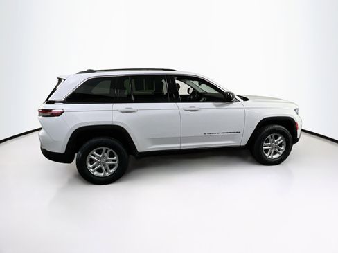 Used 2023 Jeep Grand Cherokee Laredo w/ Luxury Tech Group I AWD/4WD image 4