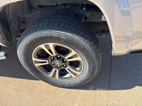 Used 2017 Toyota Tacoma TRD Sport w/ Tow Package image 11