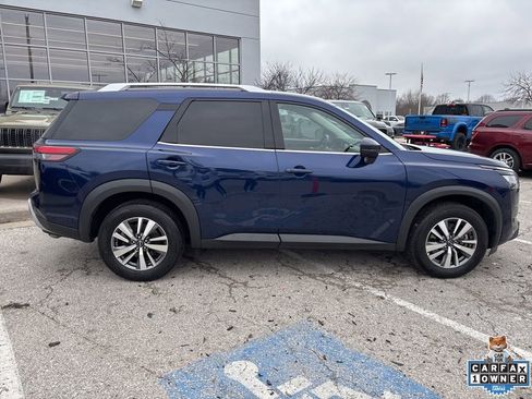 Used 2025 Nissan Pathfinder SL FWD image 35