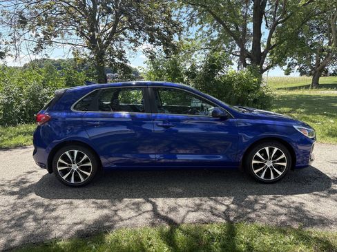 Used 2019 Hyundai Elantra GT FWD image 6