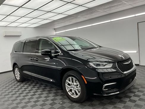 Used 2024 Chrysler Pacifica Touring-L image 3