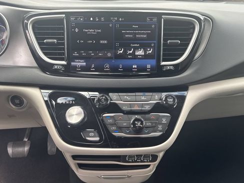 Used 2023 Chrysler Pacifica Touring-L FWD image 28