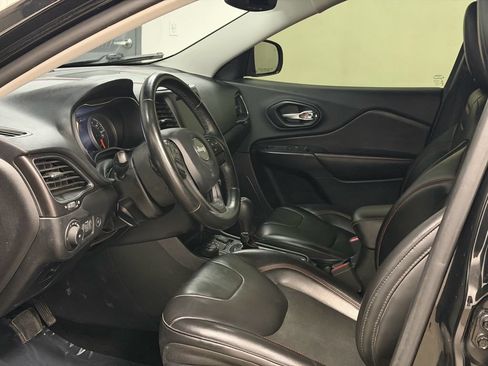 Used 2020 Jeep Cherokee Trailhawk w/ Comfort/Convenience Group AWD/4WD image 29