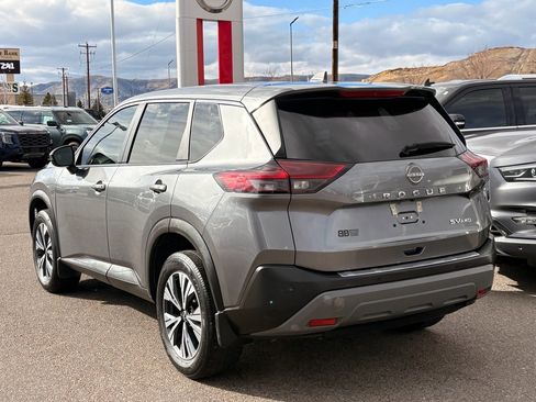 Used 2022 Nissan Rogue SV image 3