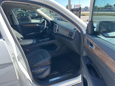 Used 2024 Volkswagen Atlas SE FWD image 10