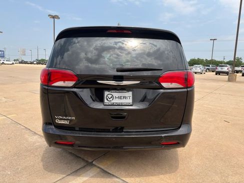 Used 2024 Chrysler Voyager LX FWD image 14