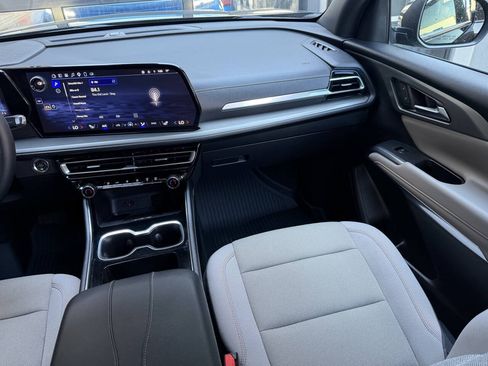Used 2025 Chevrolet Traverse LT w/ Driver Confidence Package AWD/4WD image 23