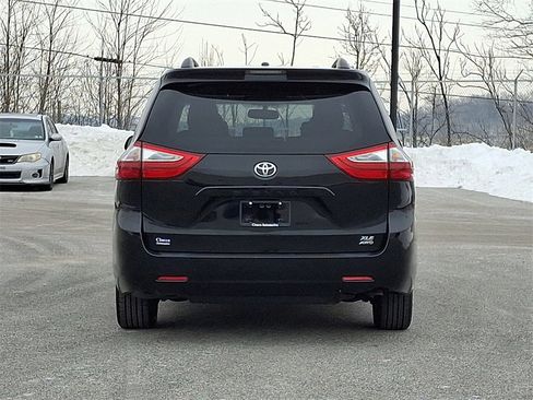 Used 2017 Toyota Sienna XLE image 8