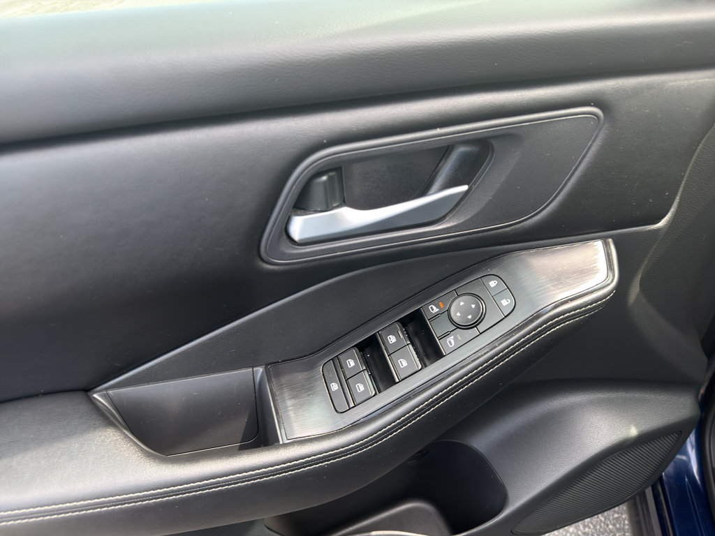 Used 2025 Nissan Rogue SV AWD/4WD image 12
